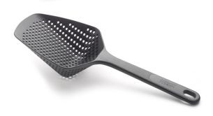 Łyżka cedzakowa L (czarna) Scoop Plus Joseph Joseph